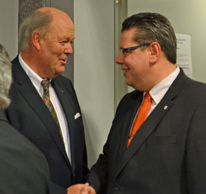 Oberbürgermeister Hans-Joachim Grote begrüßt den stellvertretenden Landrat Claus Peter Dieck